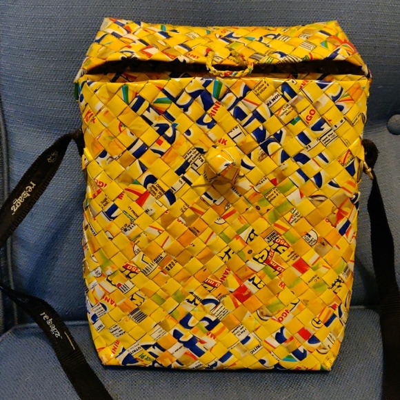 Unique crossbody bag, made of recycled juiceboxes! - Picture 4 of 4